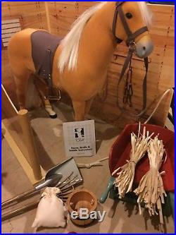 AMERICAN GIRL DOLL Felicity's Colonial Horse Stable, Patriot Foal, & Palomino