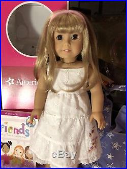 EUC American Girl Doll Gwen in meet outfit, book, pet coconut and extra outfits